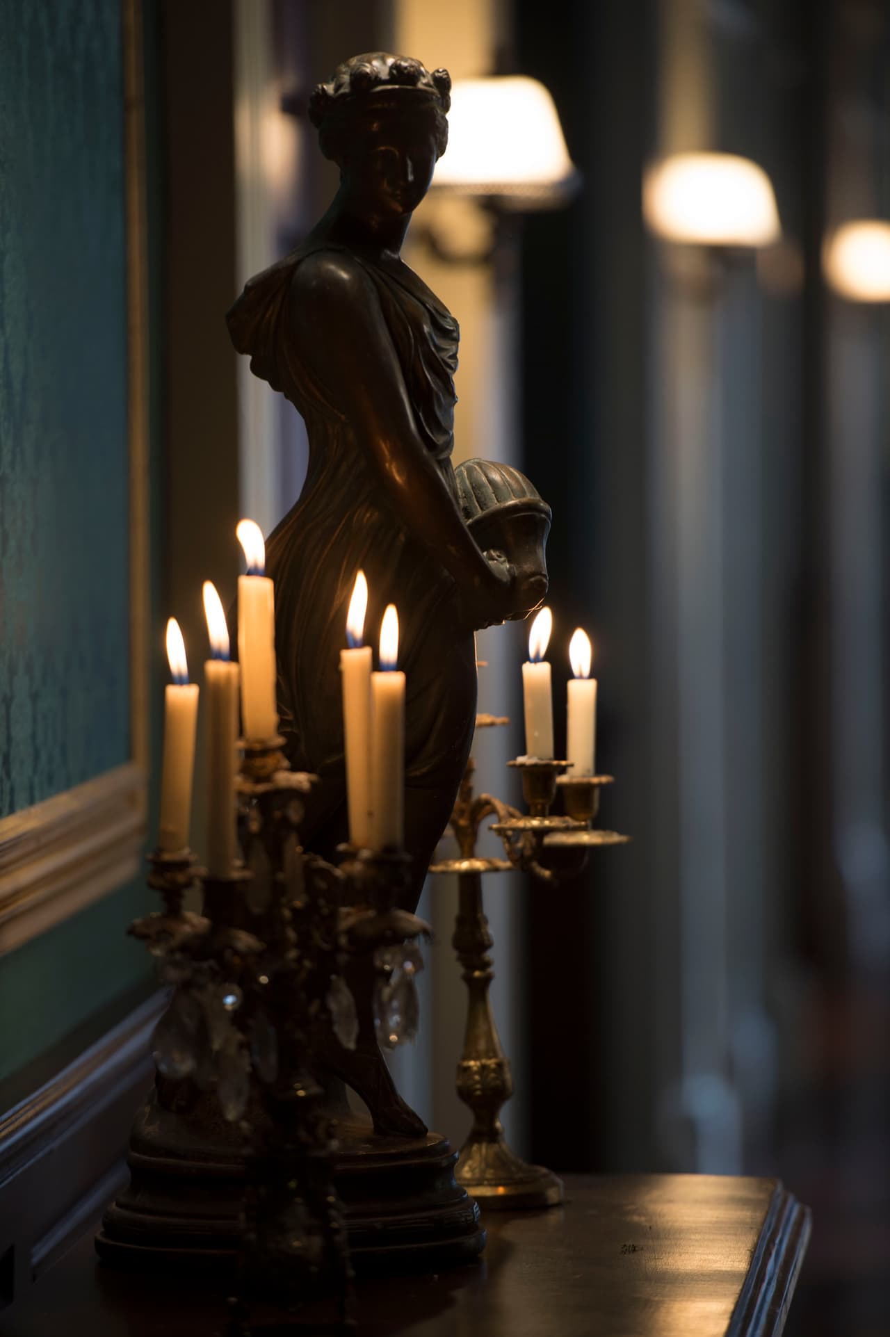 Candelabros de plata.