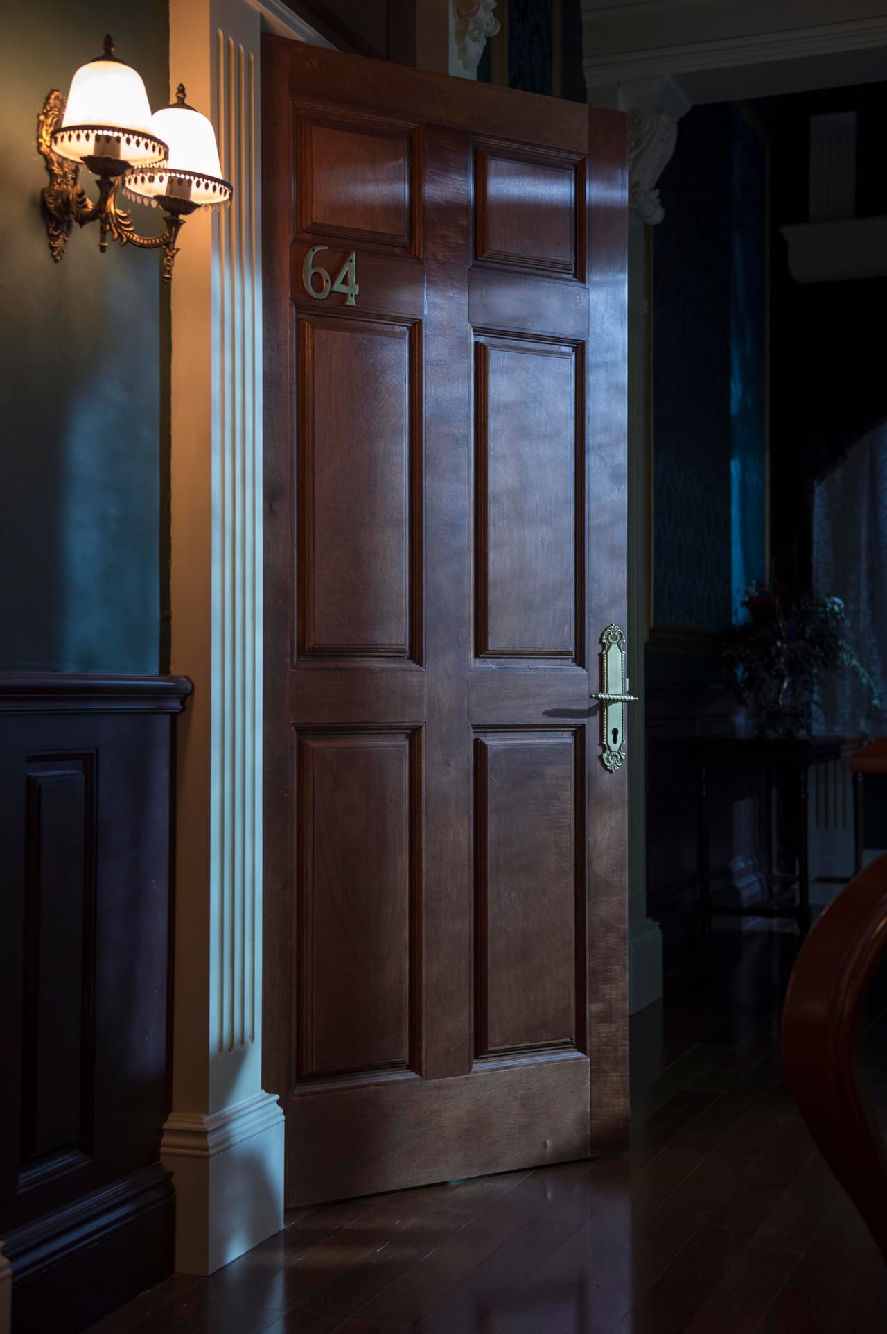 Las puertas de cada cuarto está hechan con madera muy fina.