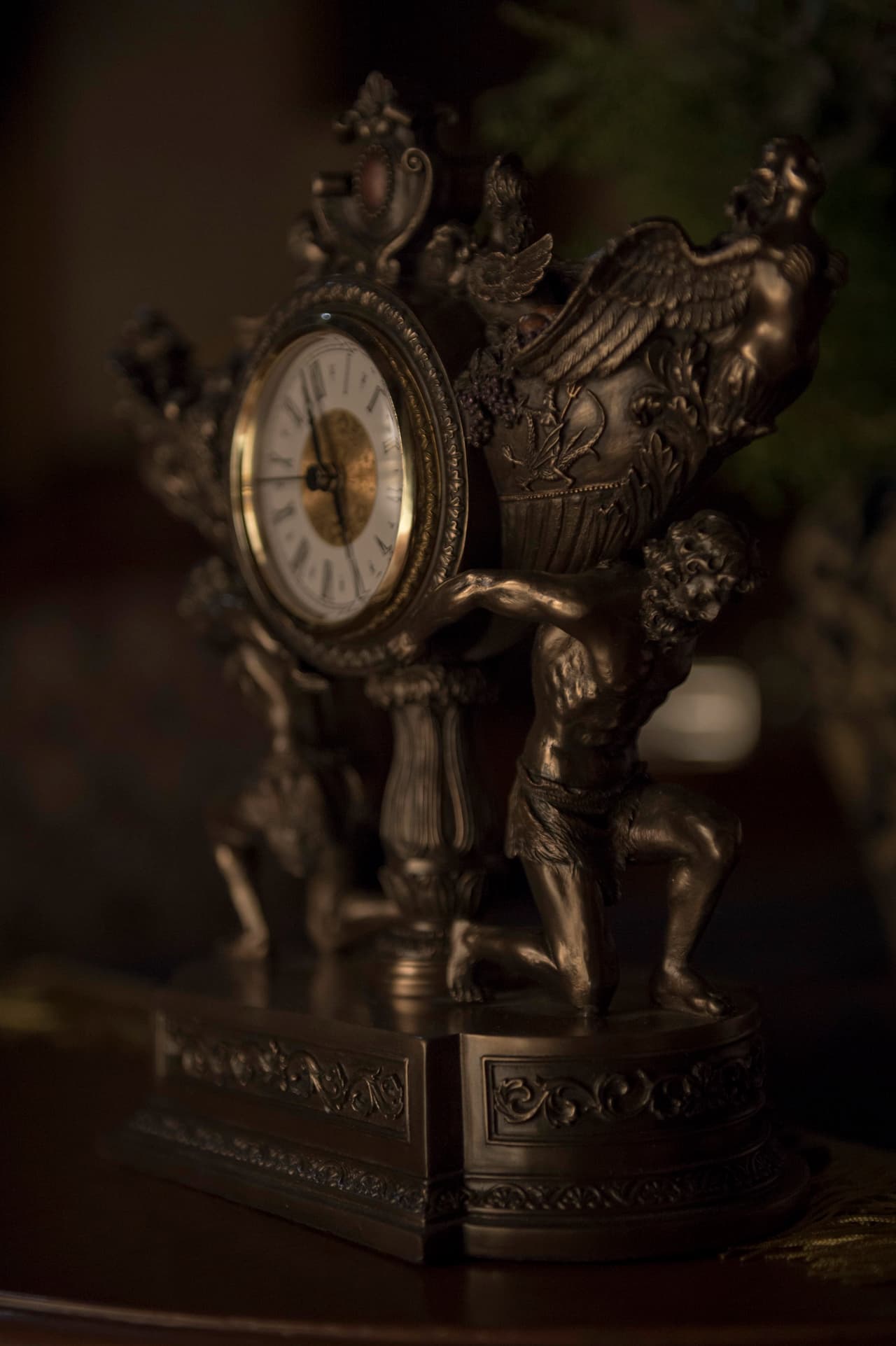 Hay hermosas figurillas y relojes que ambientan este lugar.