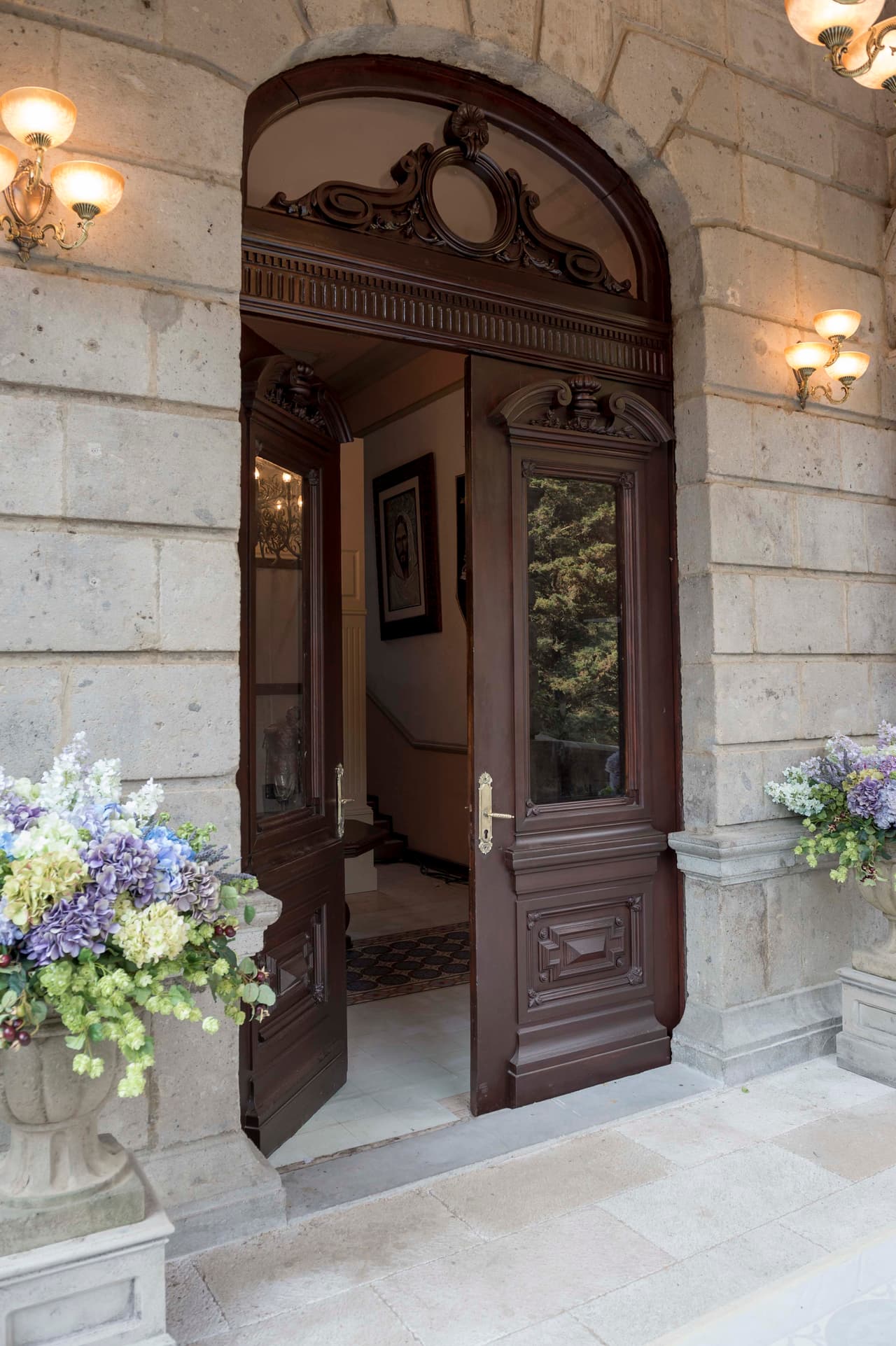 Esta es la puerta del hotel.