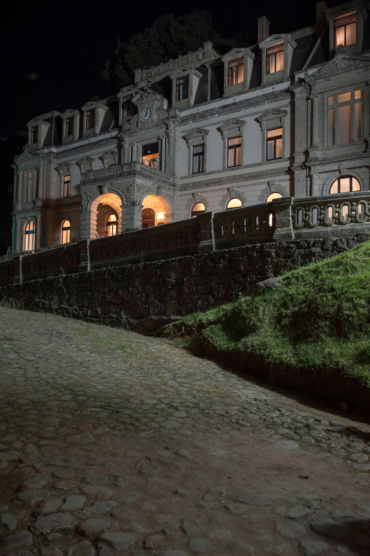 El alumbrado hace resaltar la fachada.