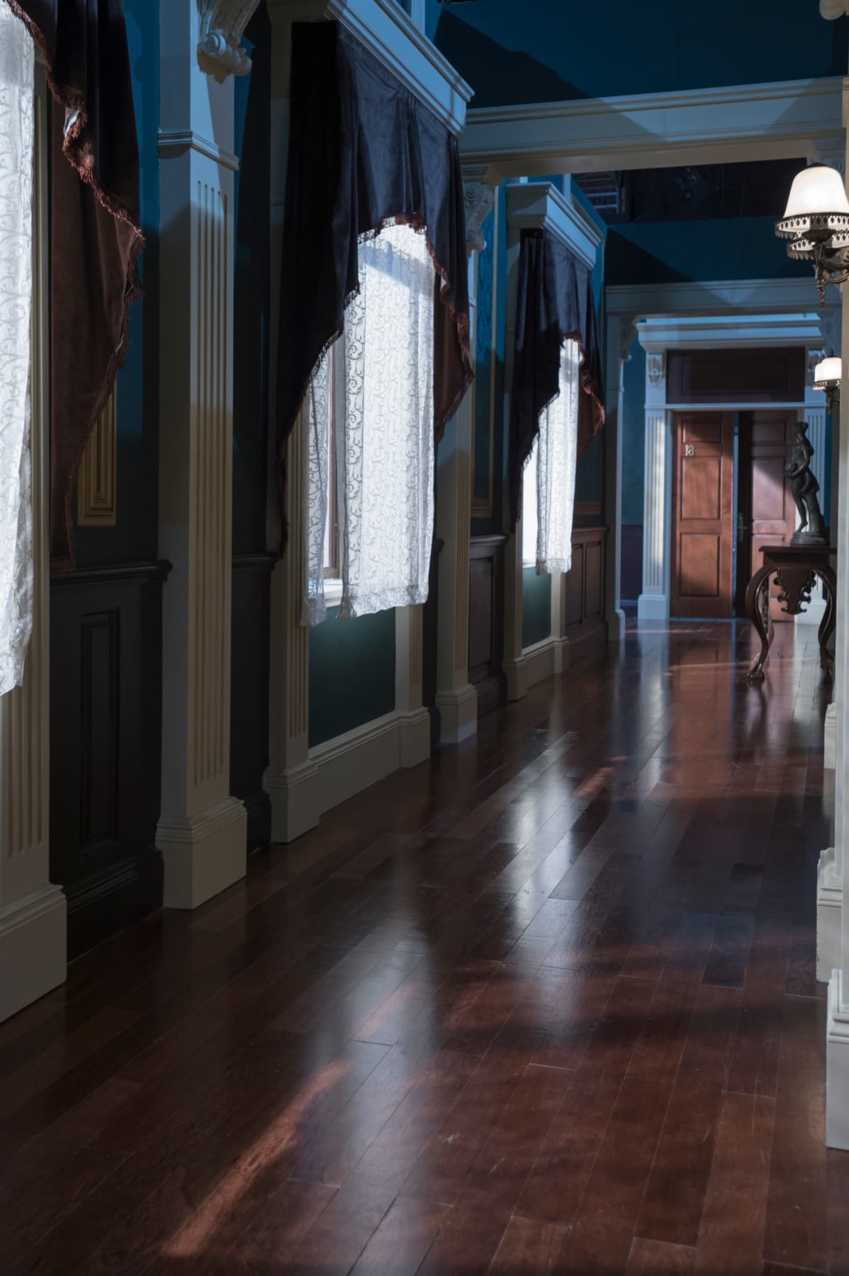 Este pasillo lleva a las habitaciones.