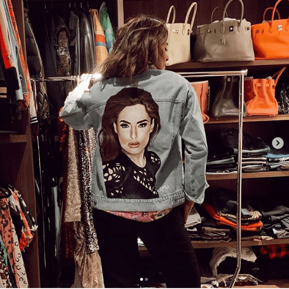 Galilea presentó la chamarra personalizada en su cuenta de Instagram. El retrato en el que la vemos usando la chamarra estuvo acompañado con el siguiente mensaje: "Qué bárbara, comadre. Me encantó mi chamarra y mis mentas. Te adoro. Te quedó padrísima".