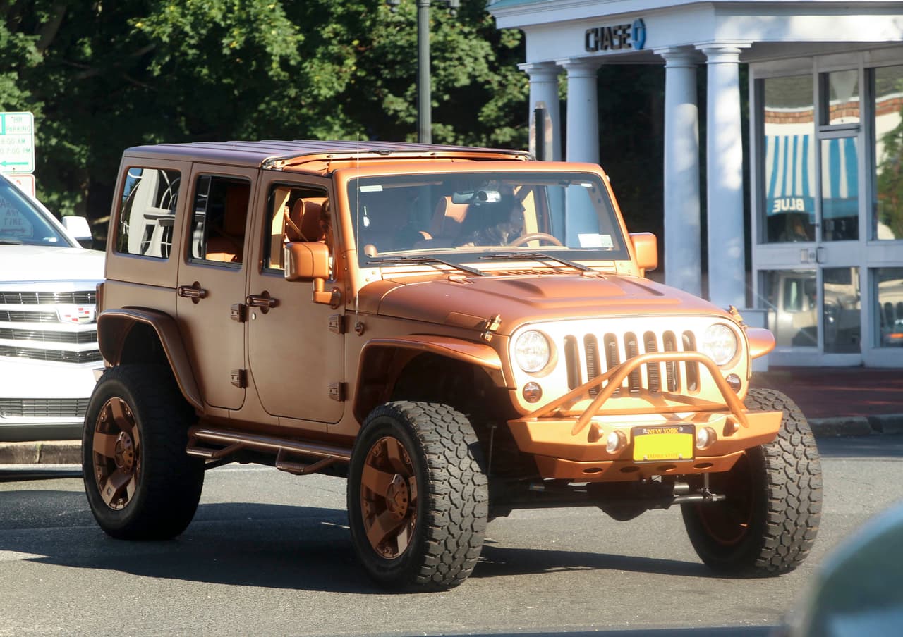 En este Jeep dorado se pasea Jennifer López con su familia durante estos días. Detrás la sigue muy de cerca su escolta.