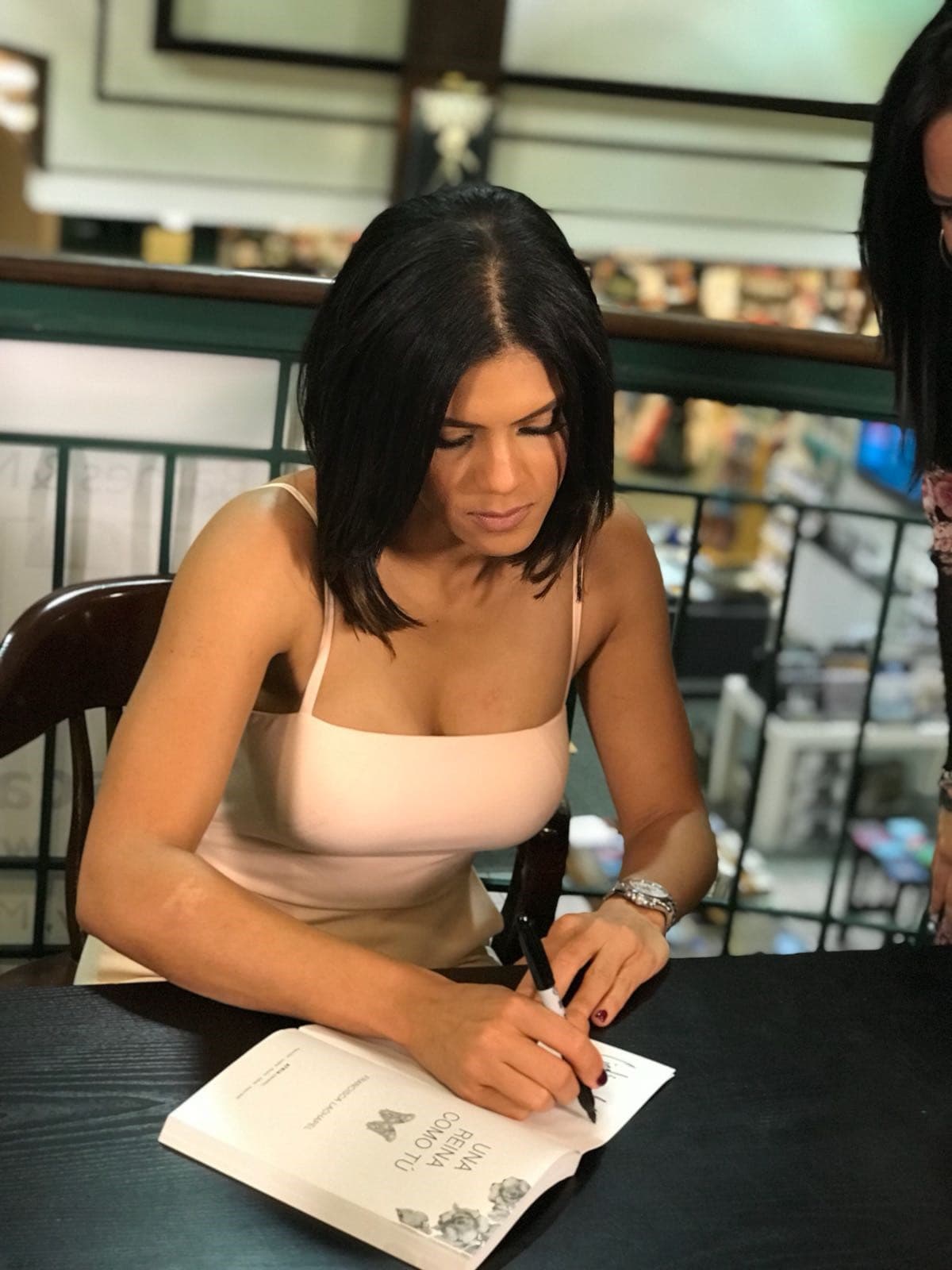 Francisca firmó los libros de todos aquellos que se acercaban y deseaban conocer su historia.