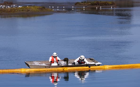 Se desplegaron equipos de desnatado y barreras para evitar la entrada de aceite en la Reserva Ecológica Bolsa Chica y los Humedales de Huntington Beach, aunque las autoridades dijeron que la vida silvestre ya estaba afectada.
<br>