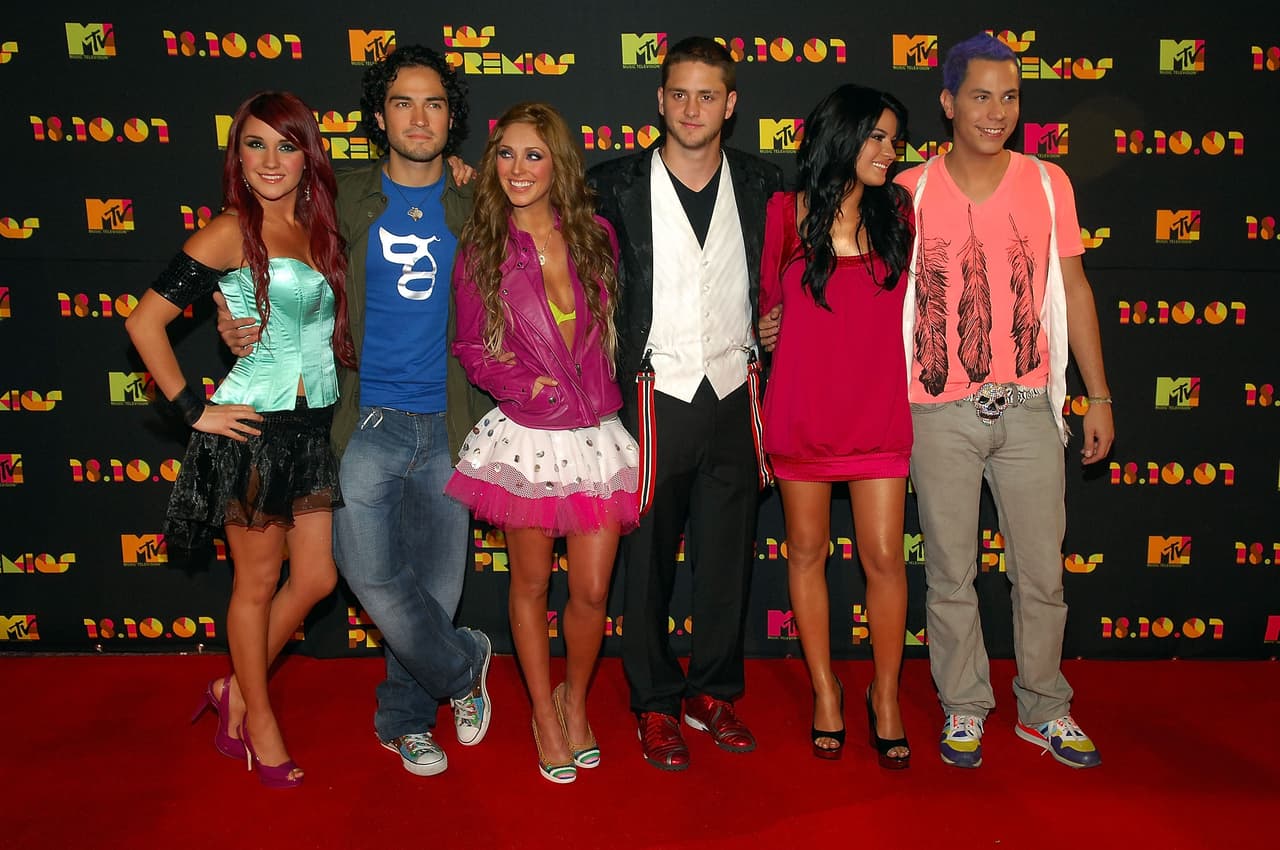 Adolescentes de varios países subieron videos a Youtube, donde rogaban que el grupo no se desbaratara.