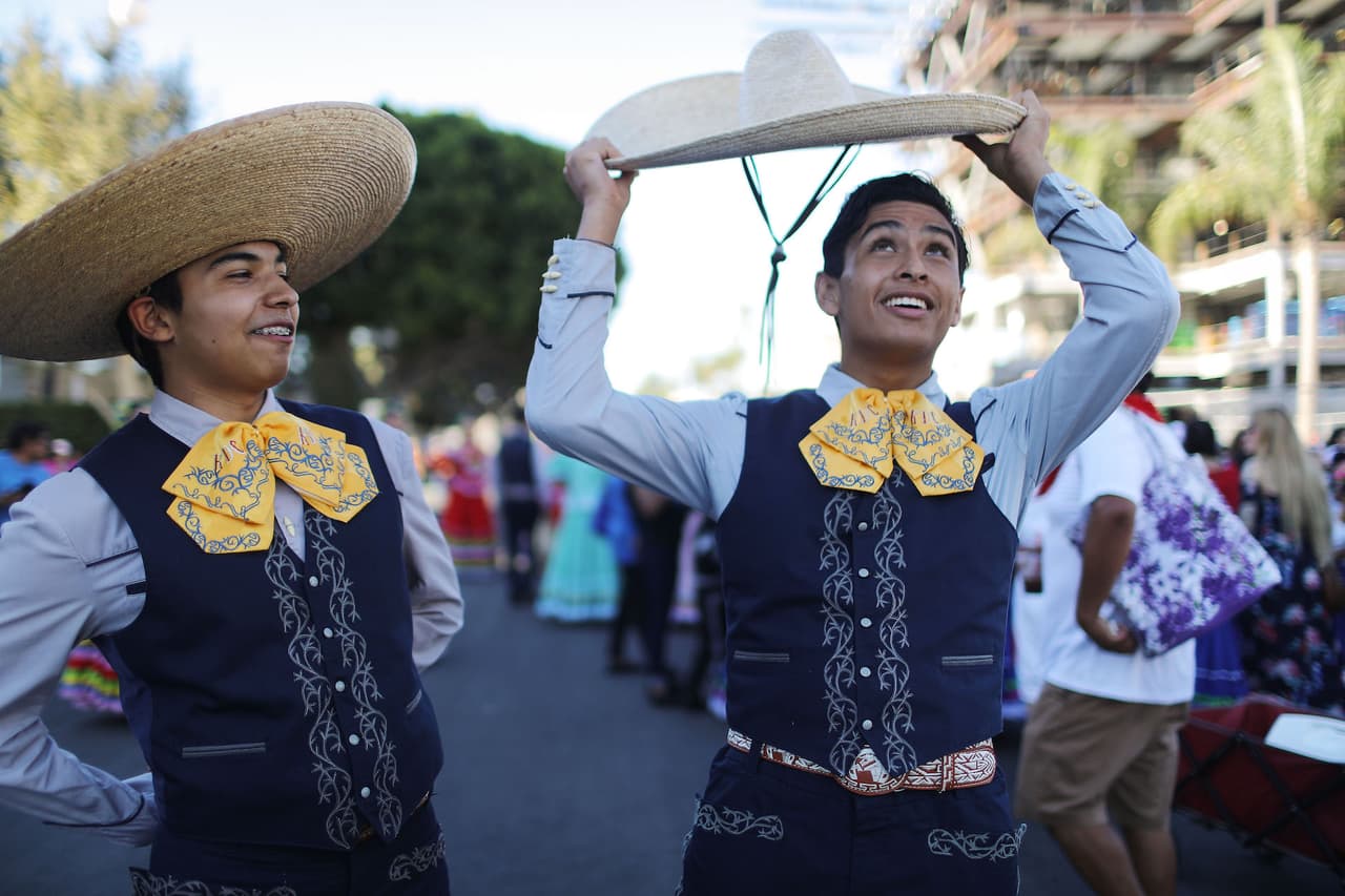 El vecindario de
<a href="https://www.facebook.com/events/327926397891815/"><b>Bolingbrook </b></a> también celebrará ‘El Grito’ el sábado 14 de agosto, desde la 1:00 pm hasta las 12:00 am. La entrada para este festival es gratis.