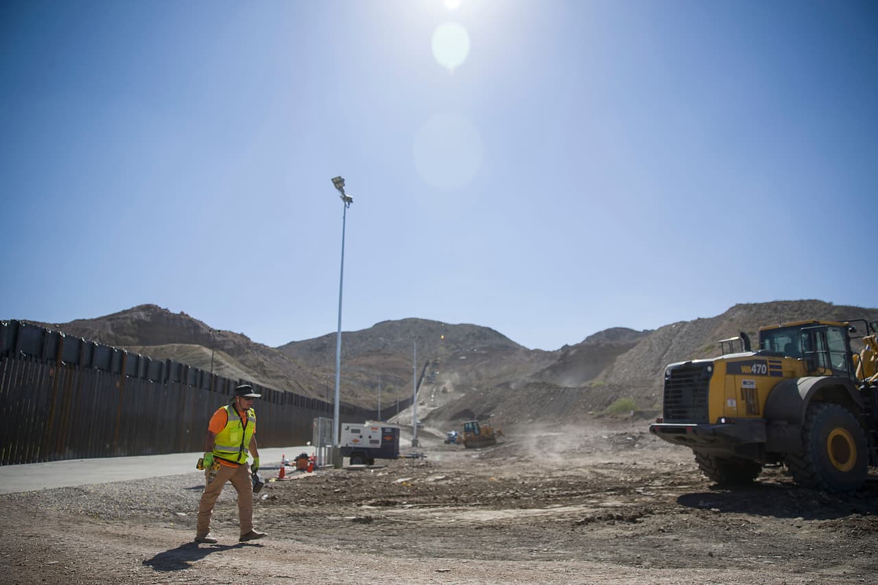 Una agencia federal obliga a abrir una puerta del muro fronterizo privado