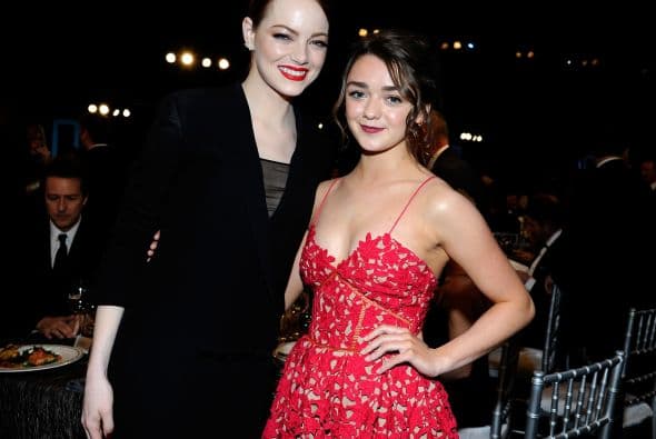 Emma Stone con Maisie Williams de 'Game of Thrones'.