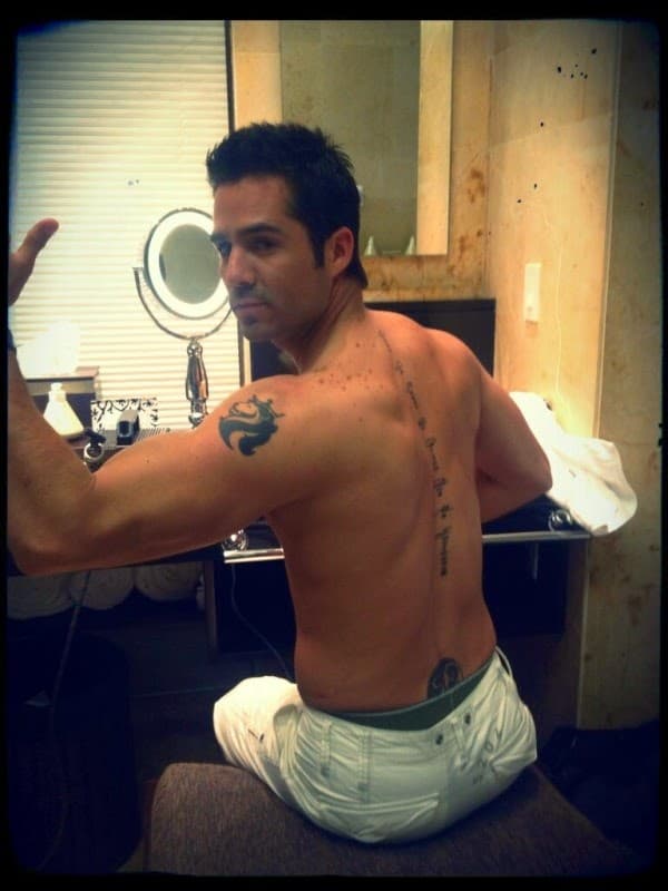 <b><a href="http://www.univision.com/temas/jose-ron">José Ron</a></b> es otro actor que está obsesionado con los tatuajes, en la piel tiene desde un león, pasando por figuras geométricas, hasta un versículo de la Biblia.