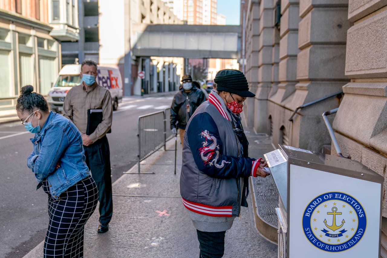 Un grupo de votantes hacen fila frente al ayuntamiento para ejercer su voto anticipado en persona, el 14 octubre en Providence, Rhode Island.
<br>