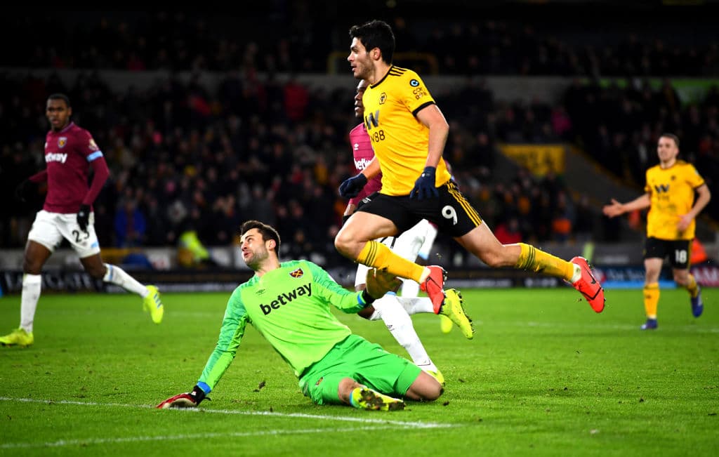 West Ham. En el duelo de mexicanos en Inglaterra, Jiménez marcó su primer doblete en Premier League.