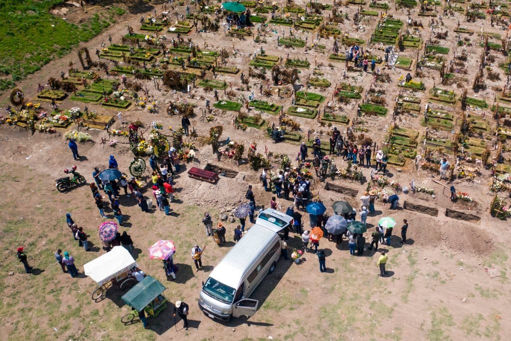 Vista aérea de un funeral en el Panteón Municipal del Valle de Chalco, Estado de México, el 5 de agosto de 2020.