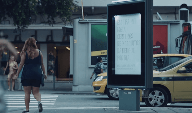 Este letrero callejero está matando a los mosquitos del zika