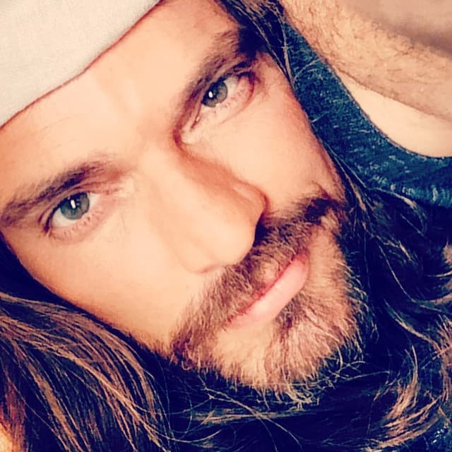 Él se convirtió en padre a una edad prematura, su primera hija nació cuando el actor apenas tenía 15 años de edad.