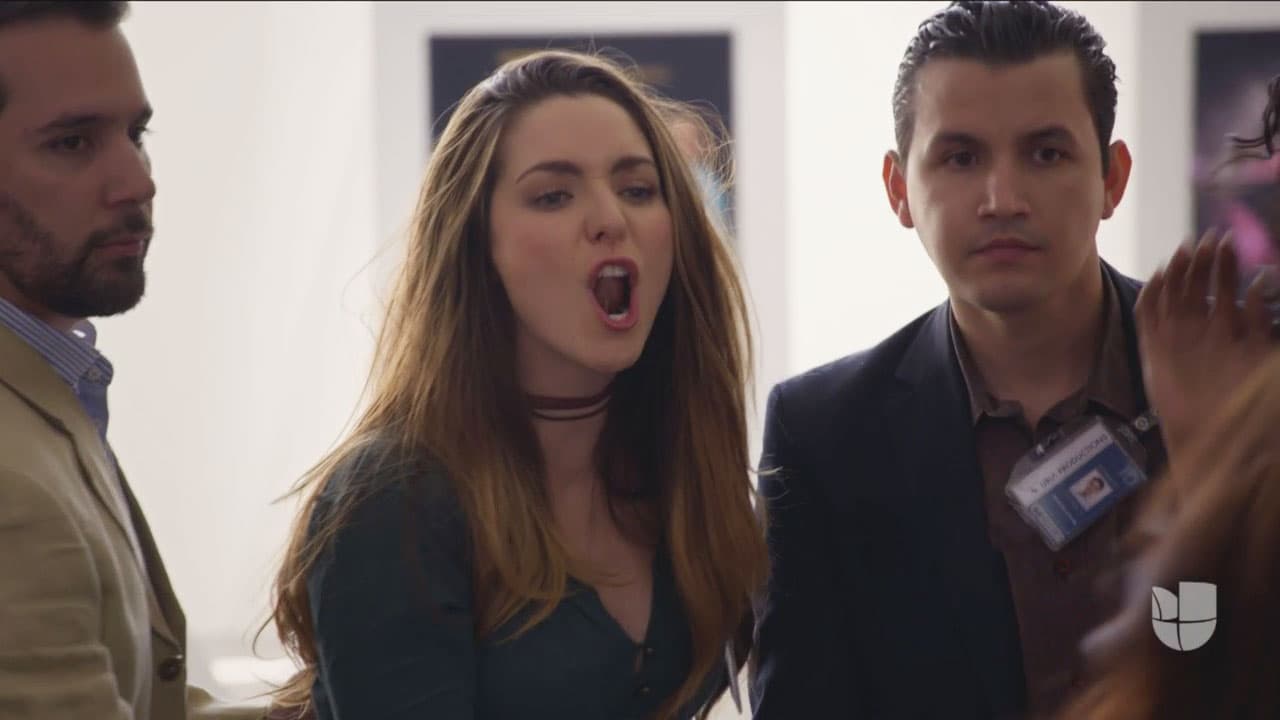 <b><a href="http://www.univision.com/novelas/la-doble-vida-de-estela-carrillo/ariadne-diaz-es-estela-carrillo-en-la-doble-vida-de-estela-carrillo">Estela</a></b> le gritaba que estaba loca y era una borracha y mentirosa.