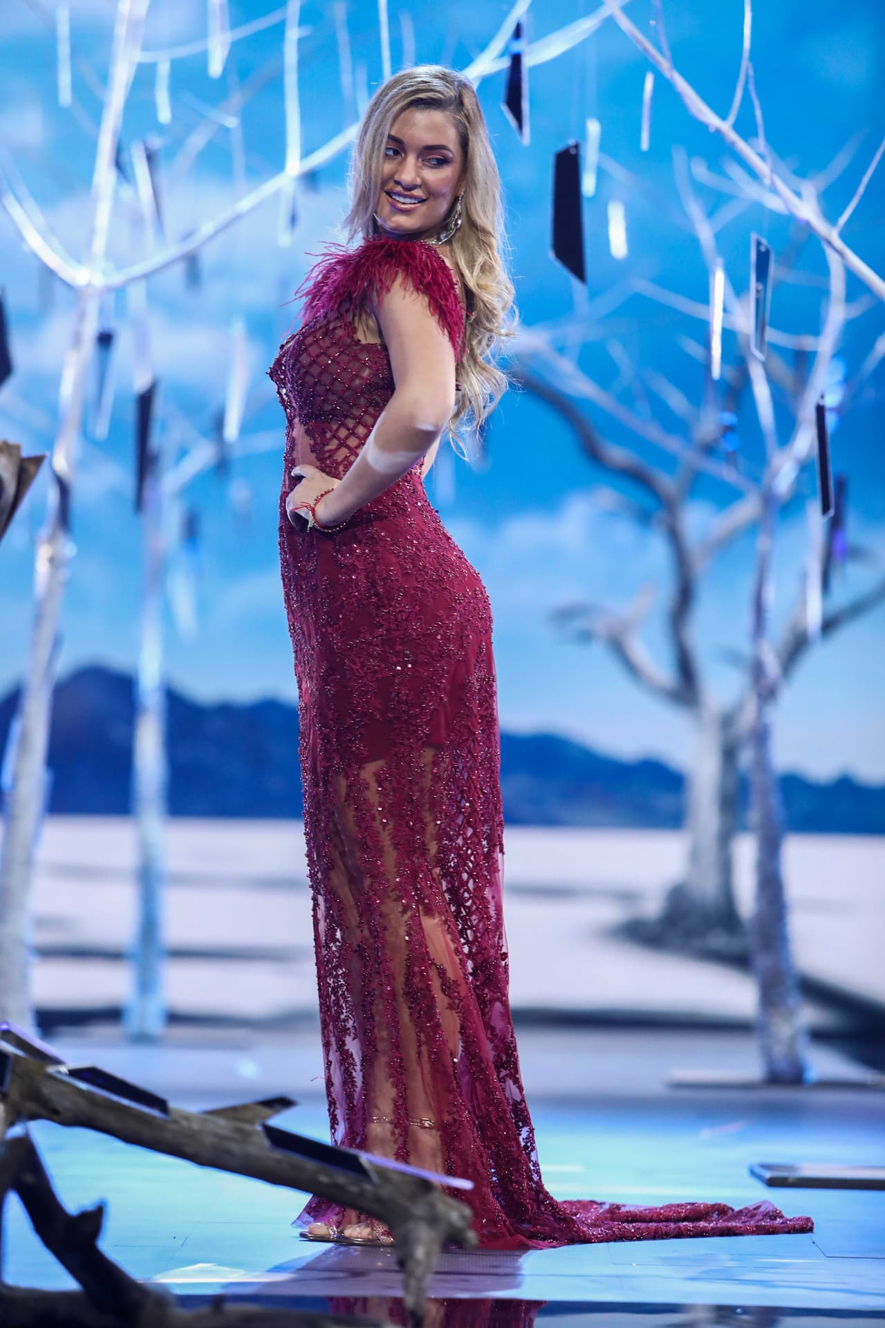 Andrea en la pasarela de la sexta gala NBL al ritmo de Chayin Rubio.