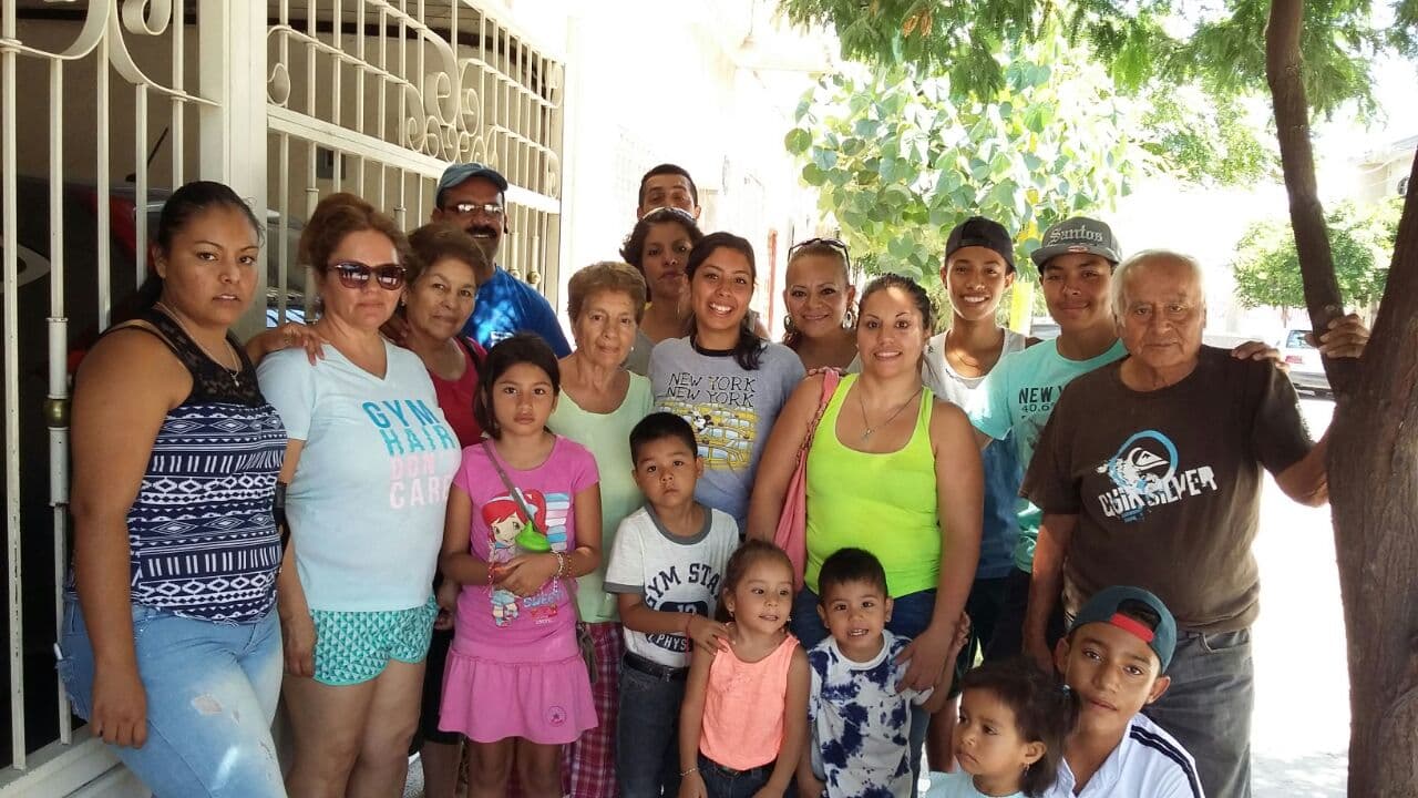 Carla Martínez, con playera gris, en medio, se reencontró este verano con su familia en su natal Durango.