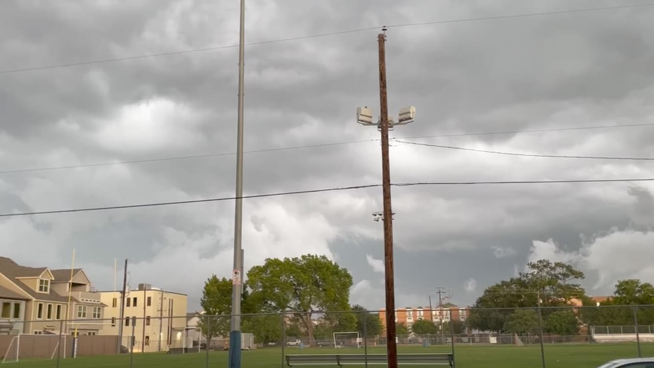 Anselmo Ostiguin, compartió estas imágenes captadas en el área de Spring Branch en el código postal 77055 donde se registraron caídas de árboles pequeños y ramas caídas, también apagones. Se escucharon varios transformadores explotar, aseguran vecinos.