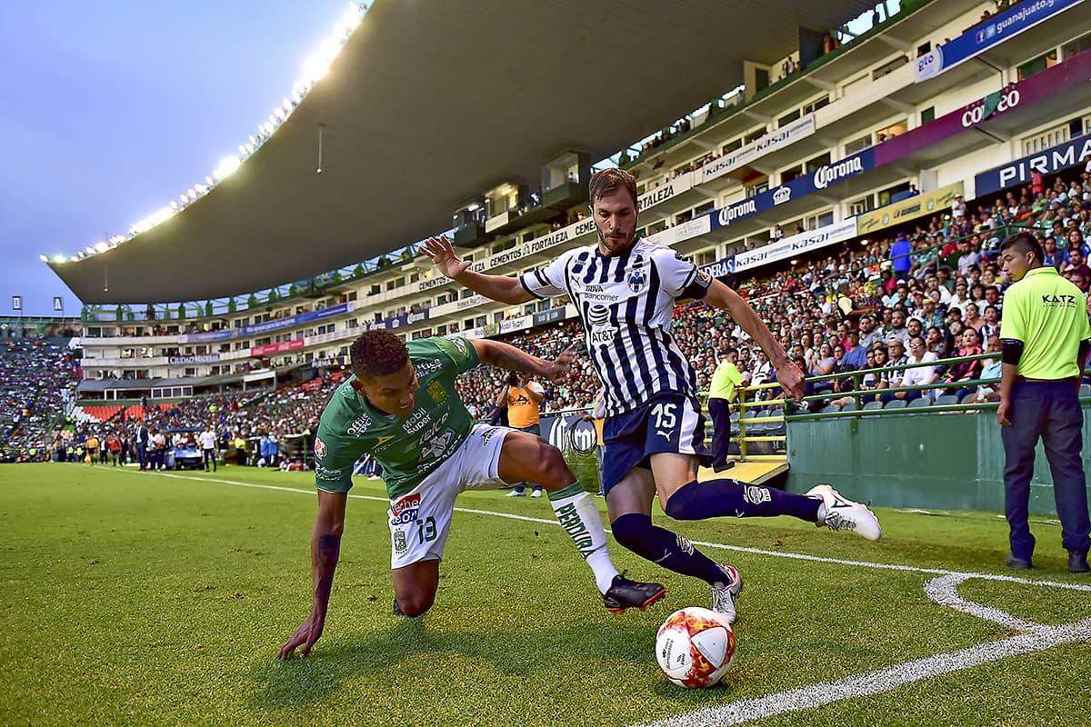El defensor argentino José Basanta (derecha) del Monterrey en duelo personal con el peruano Pedro Aquino, del León (izquierda) durante el primer tiempo.