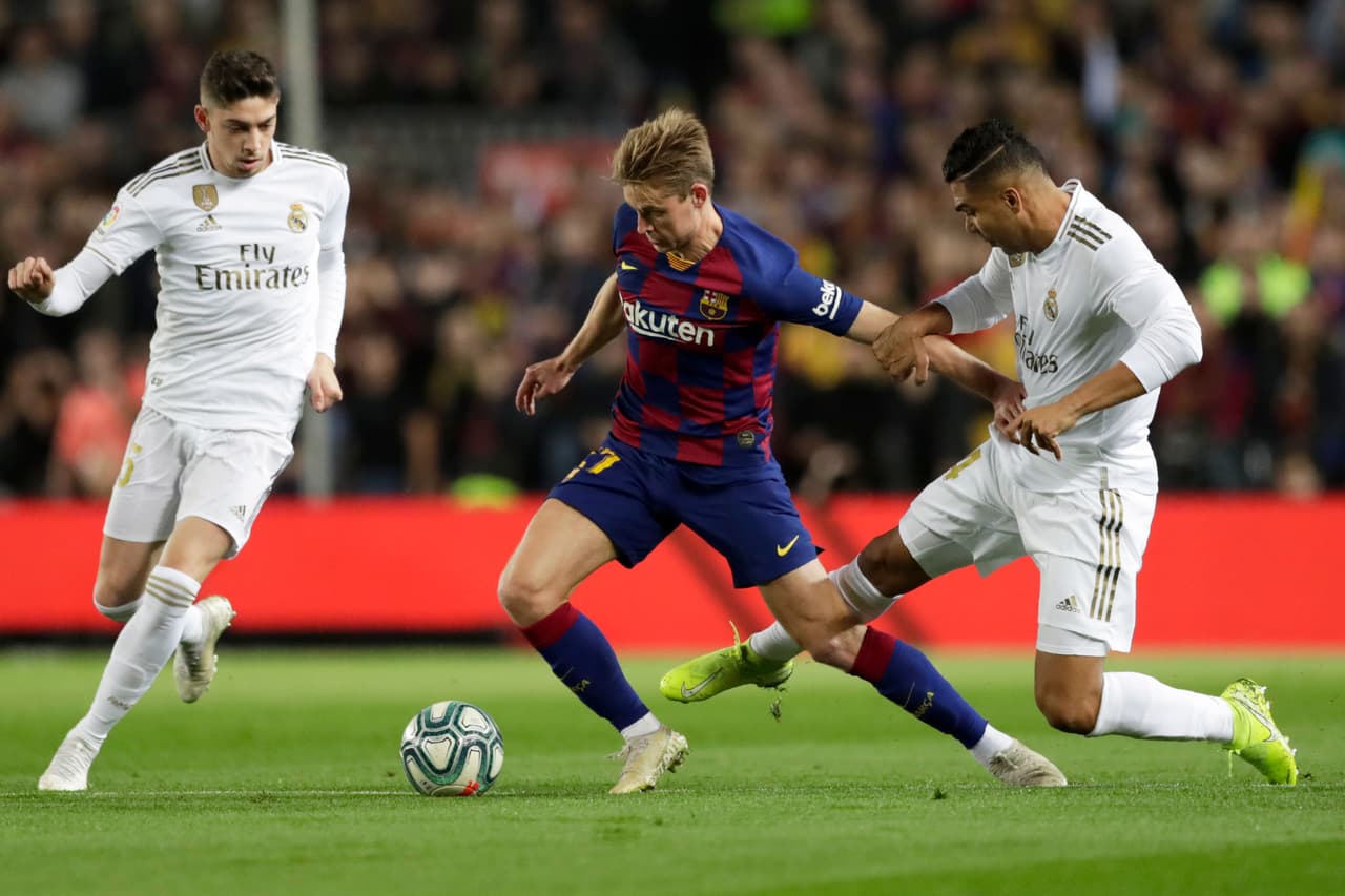 De Jong se queda con el balón pese a la barrida de Casemiro y al apriete de Valverde.