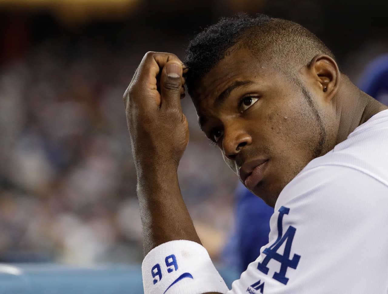 El cubano Yasiel Puig, desconsolado tras los batazos de Houston durante la segunda entrada del Juego 7.