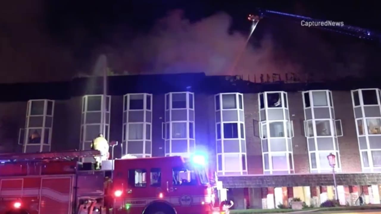 Incendio en condominios de Park Ridge deja inmueble inhabitable; hay docenas de desplazados