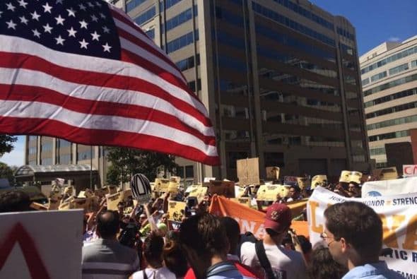 Los inmigrantes aseguran que seguirán en las calles hasta que el Presidente anuncie medidas de alivio. Foto: @RI4A