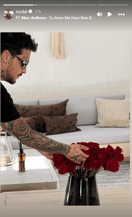 Nodal se dejó ver admirando unas rosas.