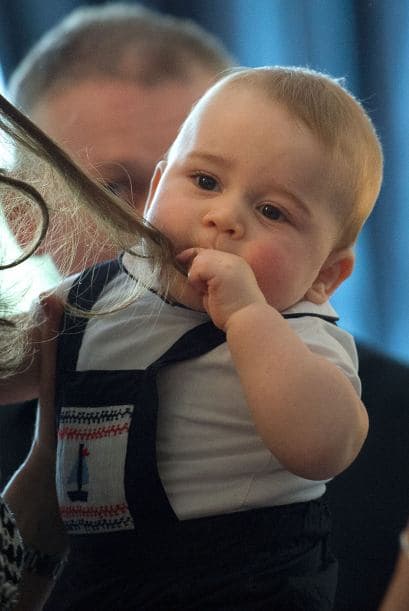 Y hasta parece que sabe muy bueno, porque el pequeño George se saborea el cabello de la princesa.