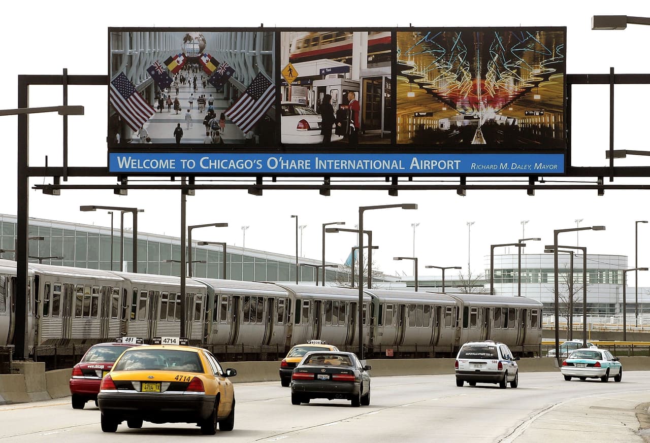 <b>Por ahora, estos es lo que recomienda la CTA: </b>
<br>
<br>Usa una máscara facial o cubierta cuando viajes (por orden estatal). Viaja solo para realizar viajes esenciales (por ejemplo, trabajo, viaje al supermercado, farmacia, etc.). Lávate las manos antes y después de viajar. Limita las superficies (es decir, respaldos de asientos, barras de apoyo o manijas). Mantén tu distancia a un mínimo de 6 piesEvita vehículos llenos de gente y mudate a otro vagón o espera al próximo autobús.