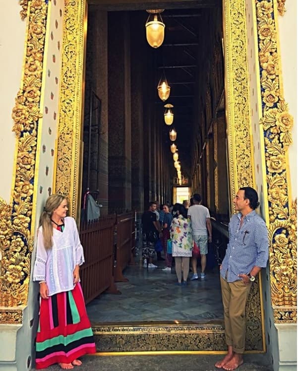 A través de las redes sociales la pareja documentó su luna de miel en Tailandia. Aquí posan en el templo Wat Pho, que aloja al famoso Buda reclinado.