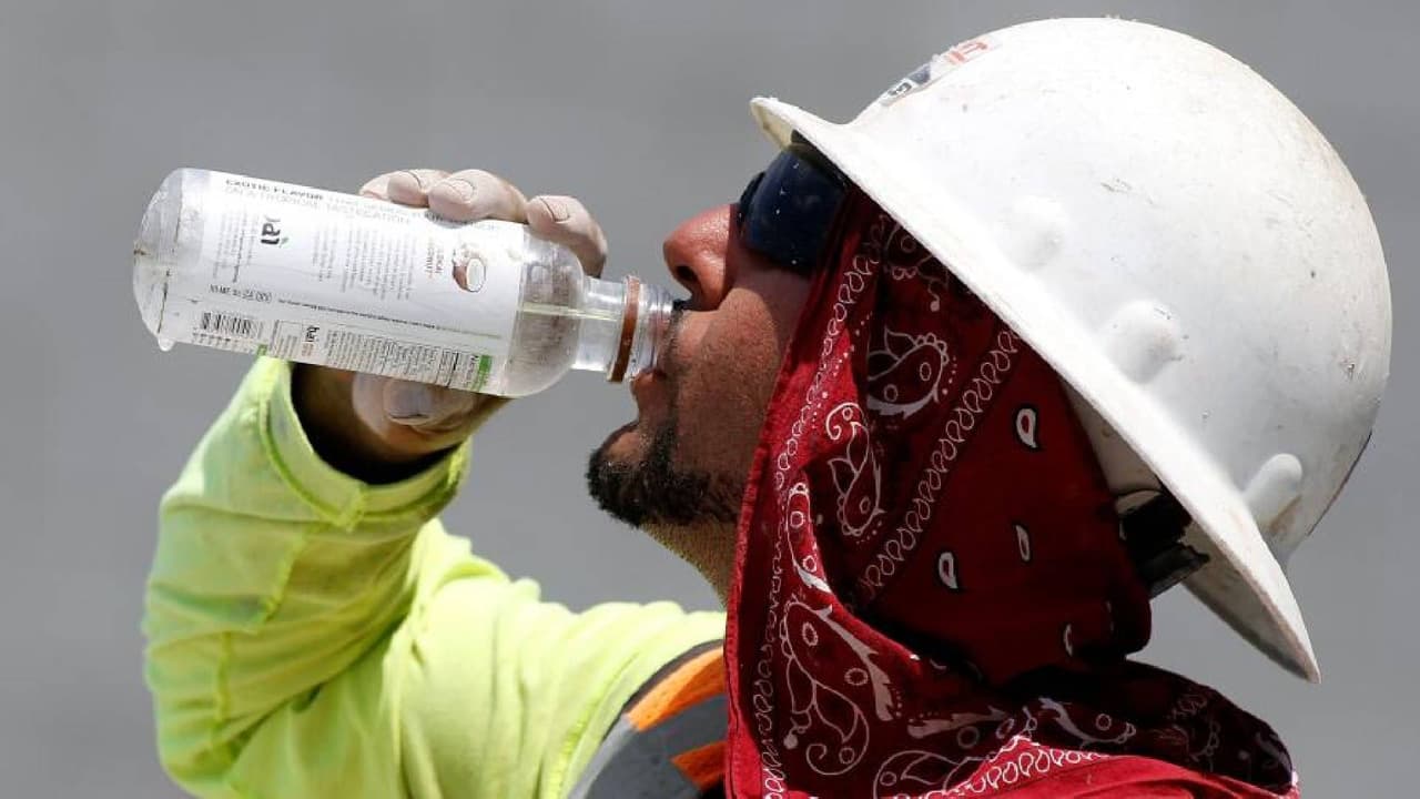 El empleador deberá proporcionar sin costo a los empleados 
<b>acceso a agua potable</b> suficiente para mantener niveles adecuados de hidratación, 
<b>cada 15 a 20 minutos.</b>