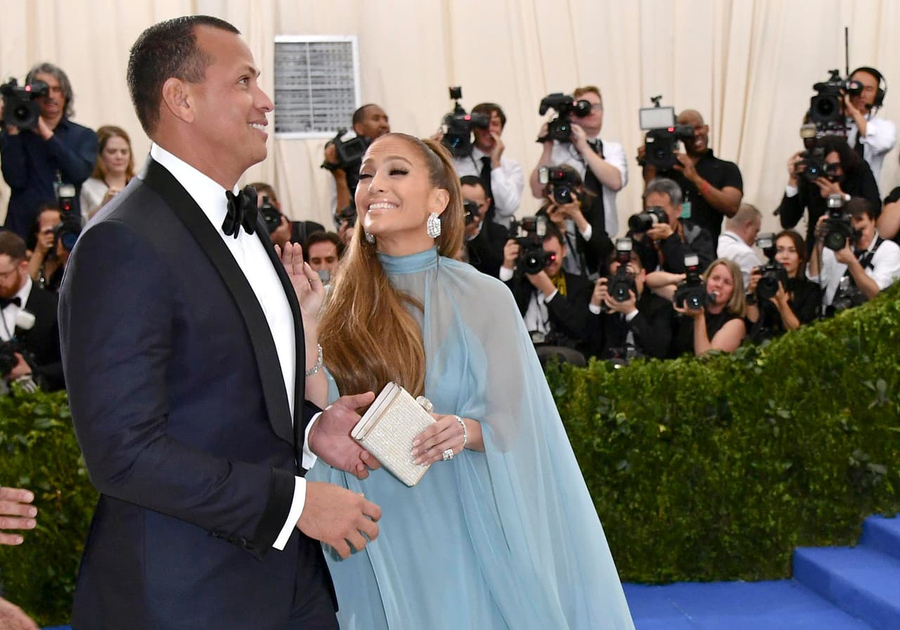 La cantante y el deportista por fin enterraron las especulaciones cuando asistieron a la gala del Met. "Yo y mi macho bello" escribió la intérprete en 
<i>spanglish,</i> en sus redes sociales tras la celebración, considerada como 'los Oscar' del mundo de la moda.