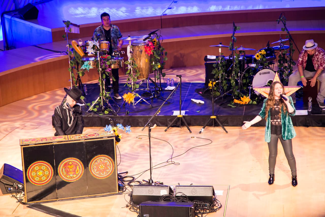 Intepretaron la canción 'Un Besito Más' dedicada a su padre.