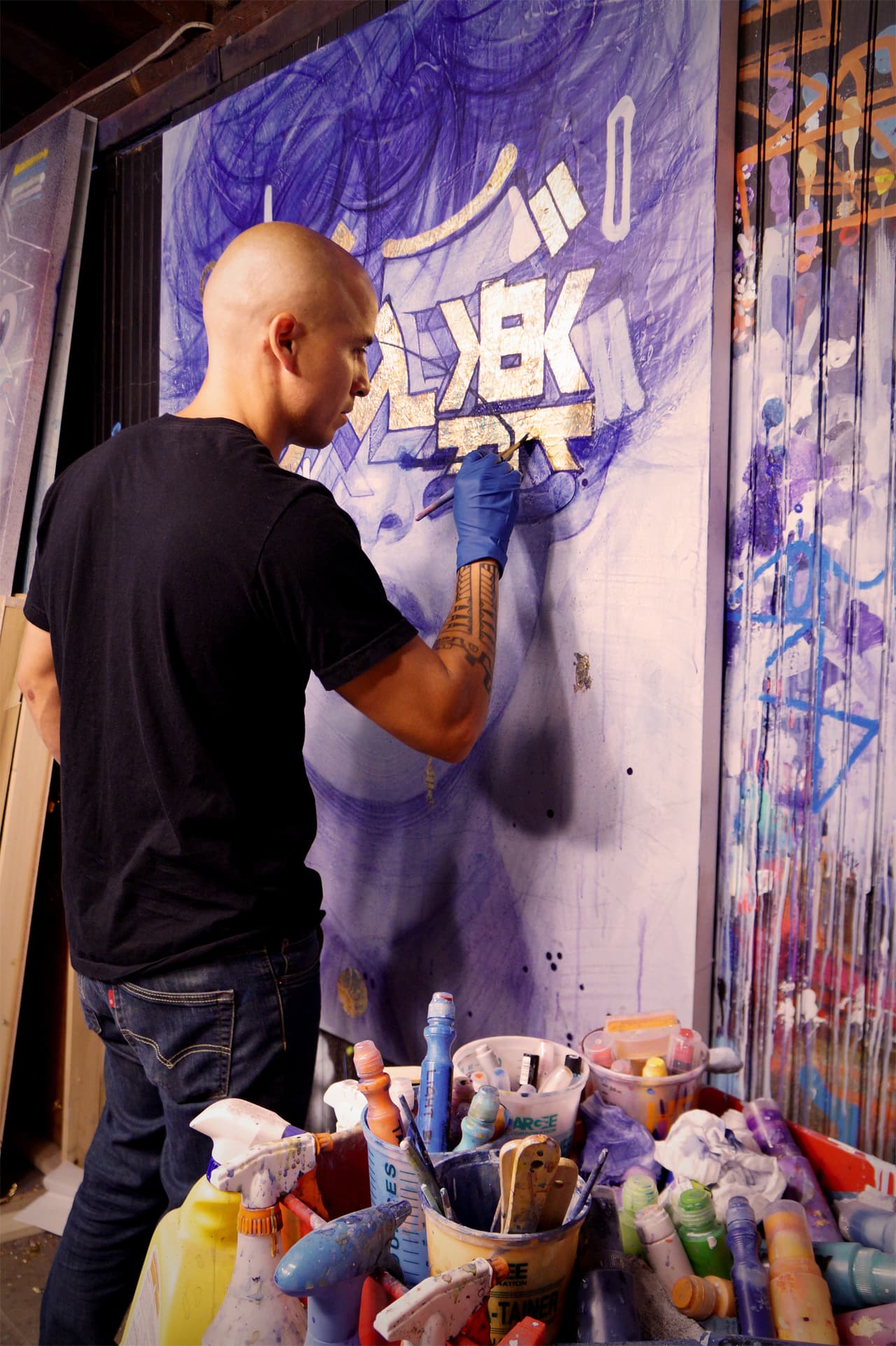 Rodríguez pintando en su estudio.