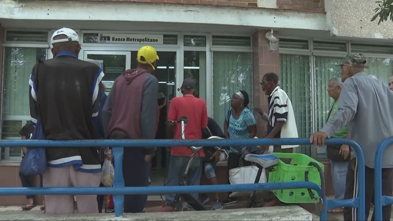 Cubanos en la isla viven una triste Navidad en medio de apagones y escasez