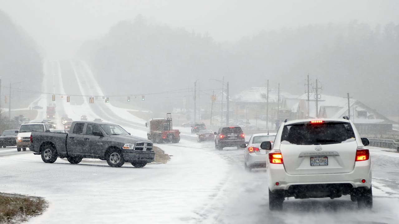 Al menos una decena de muertos deja tormenta invernal que mantiene en alerta a millones de personas en EEUU