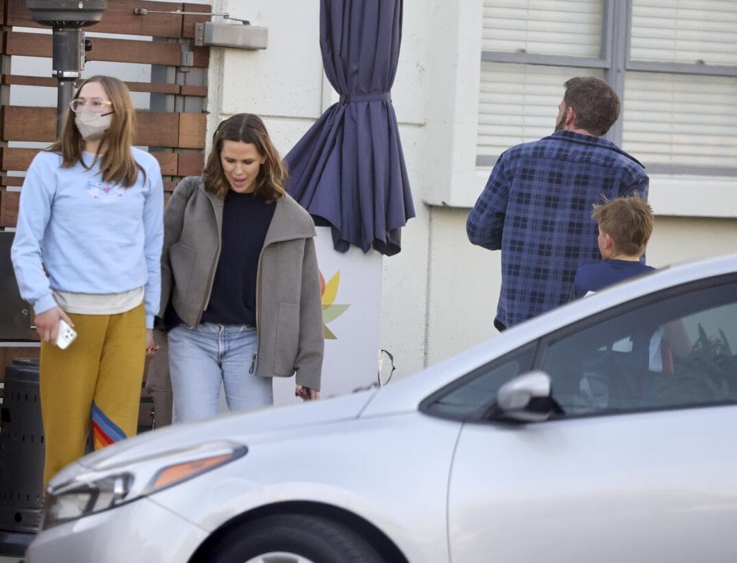 A mediados de febrero, Ben Affleck y Jennifer Garner coincidieron en un presunto juego de béisbol de su hijo Samuel. También los acompañó Violet, su hija mayor.