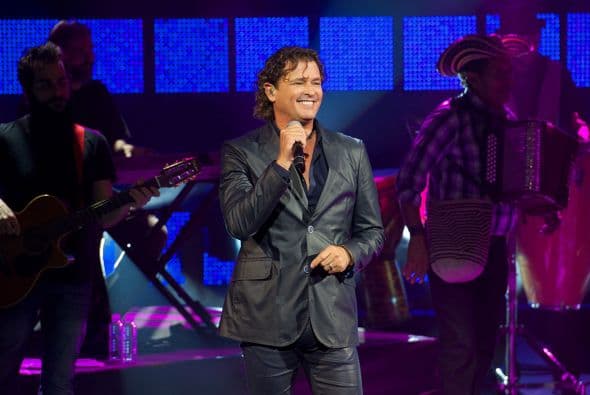 CARLOS VIVES: El multipremiado cantautor colombiano no sólo es una fábrica de hits, también es una estrella comprometida con su pueblo.Recientemente fue nombrado Embajador de la Inclusión Racial de la USAID, la agencia de desarrollo del gobierno de EE.UU. También fue Embajador de UNICEF.