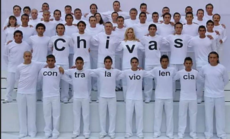 Una de las imágenes más simbólicas fue la del Clausura 2011: 'Chivas contra la violencia'.