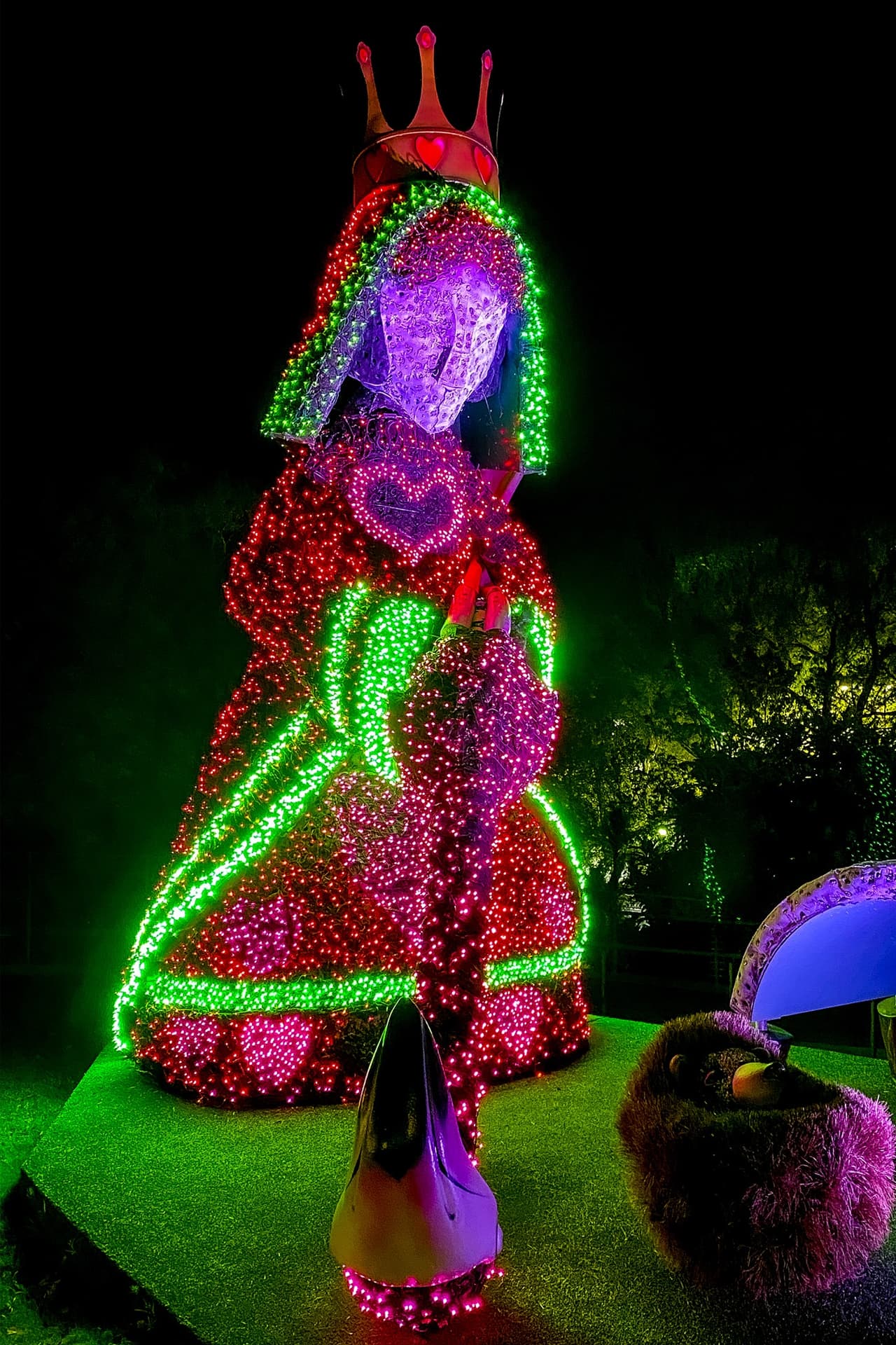 Orchestral Orbs brillan armoniosamente con melodías navideñas. Un Túnel de Luz desde la radiante Diosa del Hielo hasta la Galaxia Resplandeciente, abraza a los visitantes con una luz encantadora.