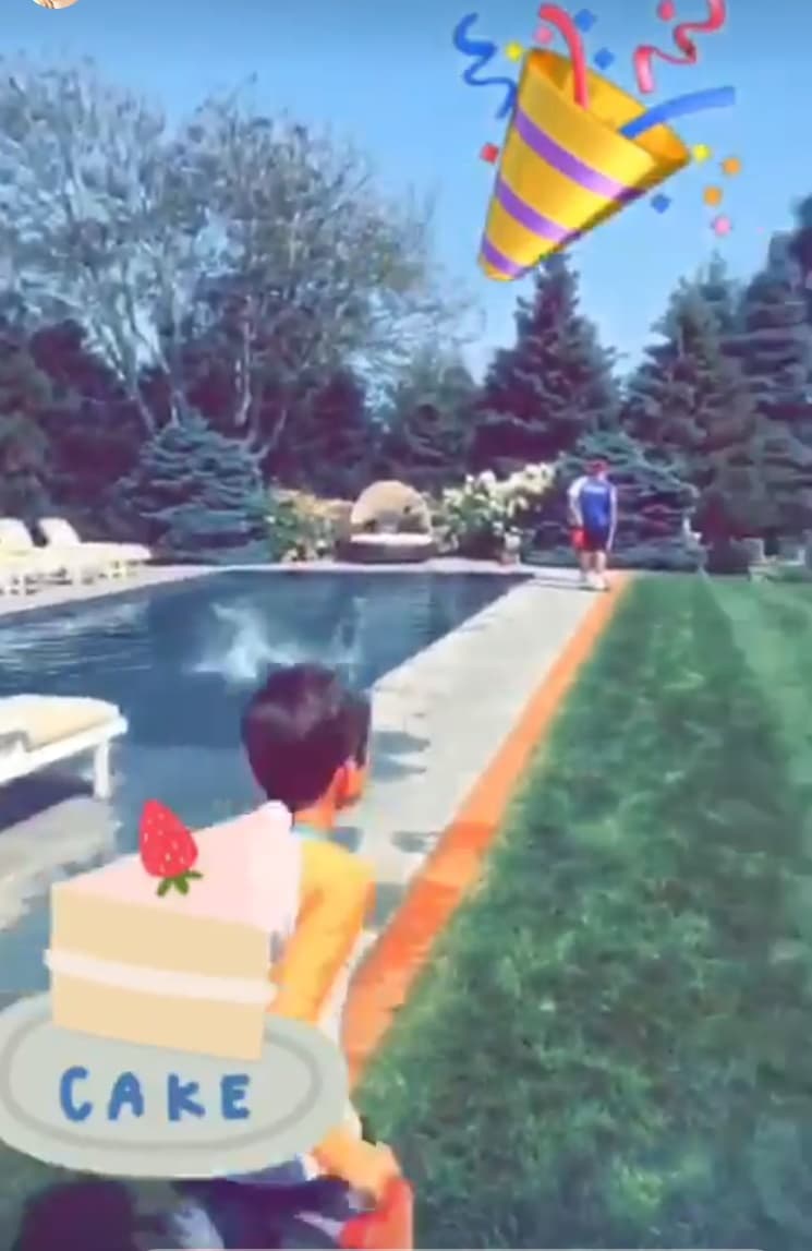 Compartió detalles también de la 'pool party' que compartió con sus hijos Matthew y Sabrina.