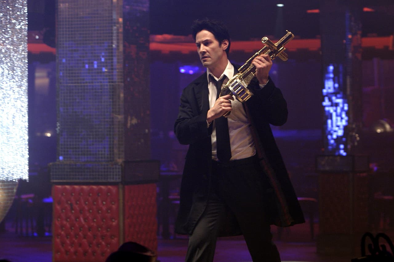 Otra de las más relevantes es ‘Constantine’ en la que interpreta a un detective supernatural. La cinta se lanzó en el 2005 fue dirigida por Francis Lawrence y Keanu actúa junto a Rachel Weis.