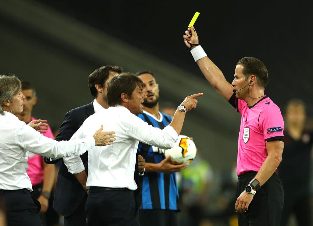 Cinco minutos más tarde, Inter pedía que el árbitro marcara un penal más por una mano de Sevilla dentro del área.