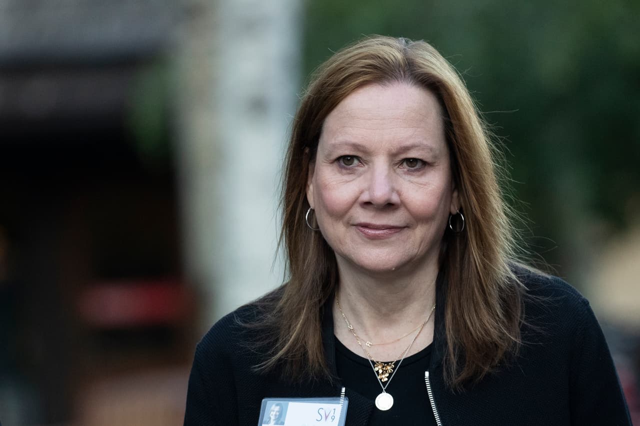 <b>Puesto 9: Mary Barra, CEO de General Motors.</b> Este fue el primer gran fabricante de automóviles estadounidense en comprometer sus líneas de ensamblaje para ayudar en la crisis. Barra se mantuvo firme ante las críticas del presidente y logró que el Departamento de Salud y Servicios Humanos le diera a su empresa un contrato para fabricar 30,000 respiradores.
<br>