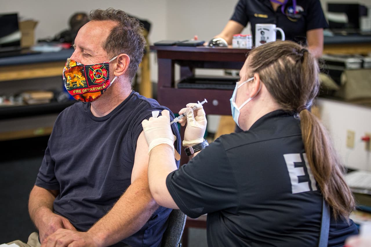 A medida que cientos de miles de dosis más de la vacuna llegan a Texas esta semana, el gobernador Greg Abbott está dando prioridad a los trabajadores de la salud, los centros de atención a largo plazo y los socorristas.