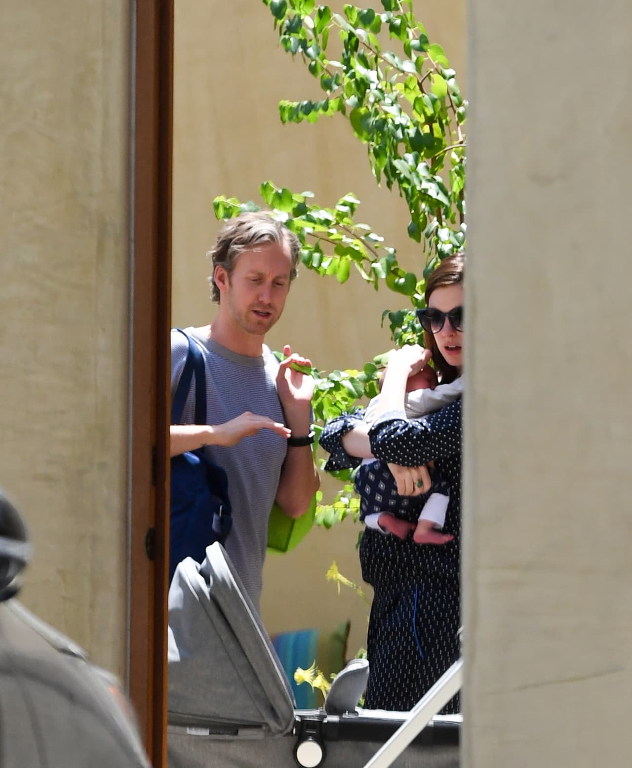 La actriz y su pareja, Adam Shulman, dejaron ver por primera vez a su bebé, Jonathan.