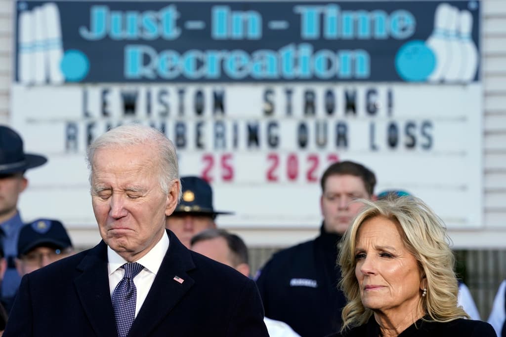 Joe y Jill Biden durante un homenaje a las víctimas frente a la bolera en donde ocurrió el primer tiroteo en Lewiston, Maine.